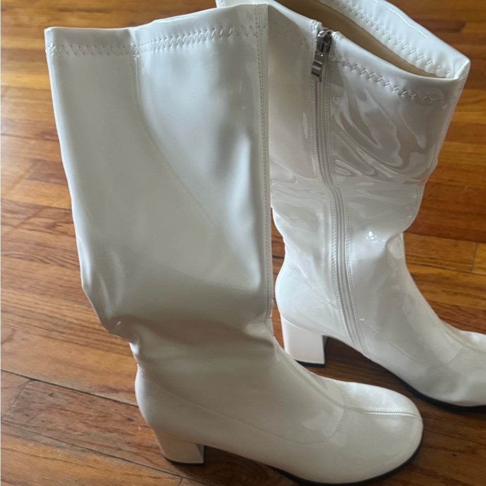Chic White Patent Leather Heeled Boots - Picture 3 of 5